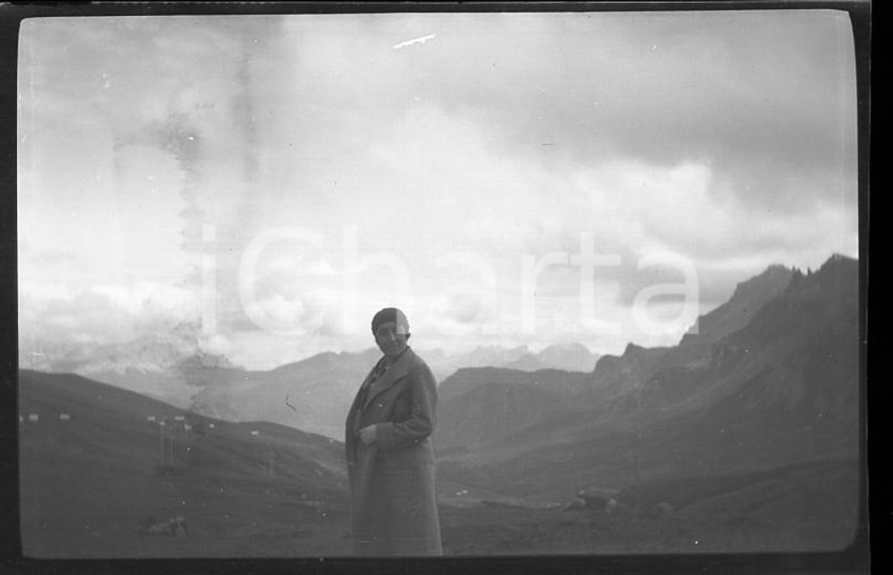 1930 SAN MARTINO DI CASTROZZA Ritratto femminile *6X4cm NEGATIVO ORIGINALE  Negativo originale in bianco e nero (su pellicola), in formato cm 6 x 4E' severamente vietata la riproduzione. Tutti i diritti sono riservati. ICharta mette in vendita, sul negozio eBay e in esclusiva sul sito "icharta" il proprio archivio composto da numerose diapositive e negativi fotografici d'epoca, tutti originali e autentici, che attraversano la storia del costume italiano tra gli la fine degli anni Sessanta e Novanta.Si tratta di uno sguardo inedito sull'attualità, la politica, la vita quotidiana, il gossip e la cultura, che fotografa il cambiamento della nazione in quest'ultimo scorcio del XX secolo. Un'occasione unica per il mercato del collezionismo, che vede finalmente disponibile un archivio eccezionale per vastità, tematiche e condizioni, in un settore (il negativo fotografico e la diapositiva) di assoluta novità e dalle interessanti prospettive di investimento. CONDIZIONI:FAIR/discretoFORMATO: cm 6 x 4 originale e autentica 1