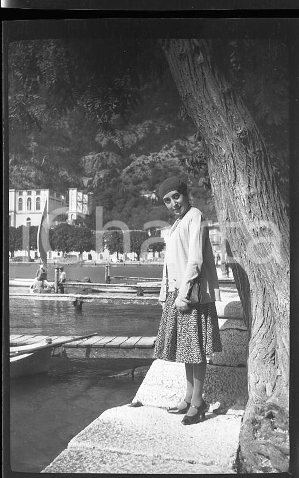 1930 RIVA DEL GARDA In posa sul molo  *NEGATIVO ORIGINALE 2  Negativo originale in bianco e nero (su pellicola), in formato cm 6 x 4 E' severamente vietata la riproduzione. Tutti i diritti sono riservati.ICharta mette in vendita, sul negozio eBay e in esclusiva sul sito "icharta" il proprio archivio composto da numerose diapositive e negativi fotografici d'epoca, tutti originali e autentici, che attraversano la storia del costume italiano tra gli la fine degli anni Sessanta e Novanta.Si tratta di uno sguardo inedito sull'attualità, la politica, la vita quotidiana, il gossip e la cultura, che fotografa il cambiamento della nazione in quest'ultimo scorcio del XX secolo. Un'occasione unica per il mercato del collezionismo, che vede finalmente disponibile un archivio eccezionale per vastità, tematiche e condizioni, in un settore (il negativo fotografico e la diapositiva) di assoluta novità e dalle interessanti prospettive di investimento.  FAIR/discreto Difetti come da scansione FORMATO: cm 6 x 4 originale e autentica 1