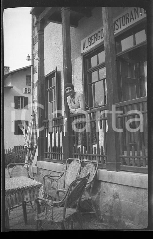 Fotografia d epoca originale 1930 CORTINA D AMPEZZO All esterno dell albergo  NEGATIVO ORIGINALE 2 1