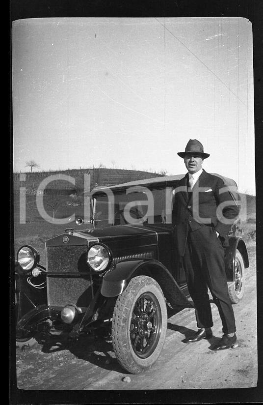 Fotografia d epoca originale 1927 PIEMONTE Ritratto maschile accanto a Fiat 509 NEGATIVO ORIGINALE 1