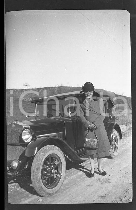 Fotografia d epoca originale 1927 PIEMONTE Ritratto femminile accanto a Fiat 509 NEGATIVO ORIGINALE 1