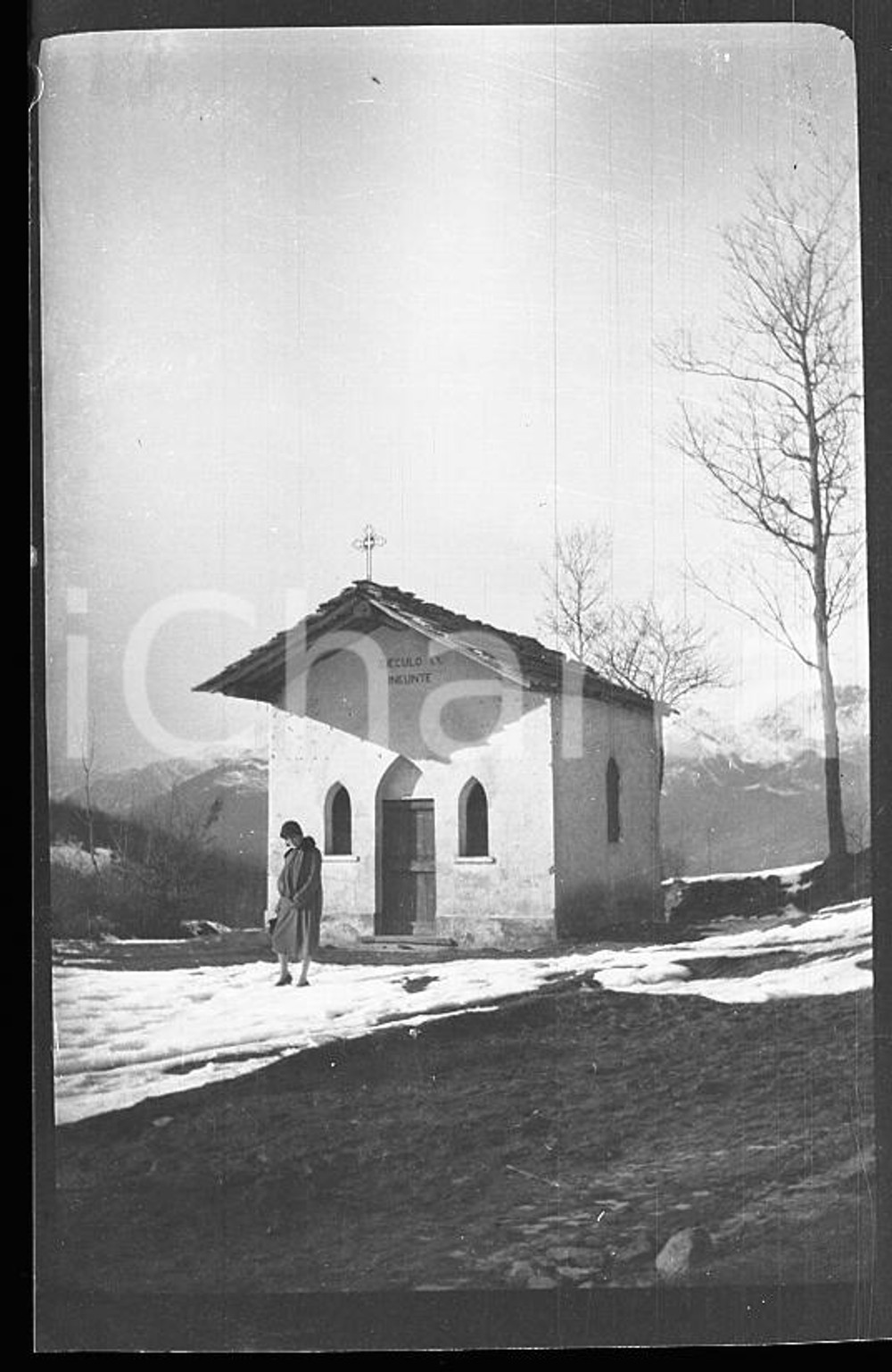 6X4cm NEGATIVO ORIGINALE* 1927 PIEMONTE Cappella sulla strada per la Val di Susa  Negativo originale in bianco e nero (su pellicola), in formato cm 6 x 4 E' severamente vietata la riproduzione. Tutti i diritti sono riservati. ICharta mette in vendita, sul negozio eBay e in esclusiva sul sito "icharta" il proprio archivio composto da numerose diapositive e negativi fotografici d'epoca, tutti originali e autentici, che attraversano la storia del costume italiano tra gli la fine degli anni Sessanta e Novanta.Si tratta di uno sguardo inedito sull'attualità, la politica, la vita quotidiana, il gossip e la cultura, che fotografa il cambiamento della nazione in quest'ultimo scorcio del XX secolo. Un'occasione unica per il mercato del collezionismo, che vede finalmente disponibile un archivio eccezionale per vastità, tematiche e condizioni, in un settore (il negativo fotografico e la diapositiva) di assoluta novità e dalle interessanti prospettive di investimento. CONDIZIONI:FAIR/discretoFORMATO: cm 6 x 4 originale e autentica 1