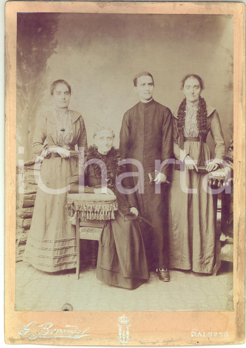 1900 ca SALUZZO Ritratto di giovane sacerdote con la famiglia - Foto G. BERARDO