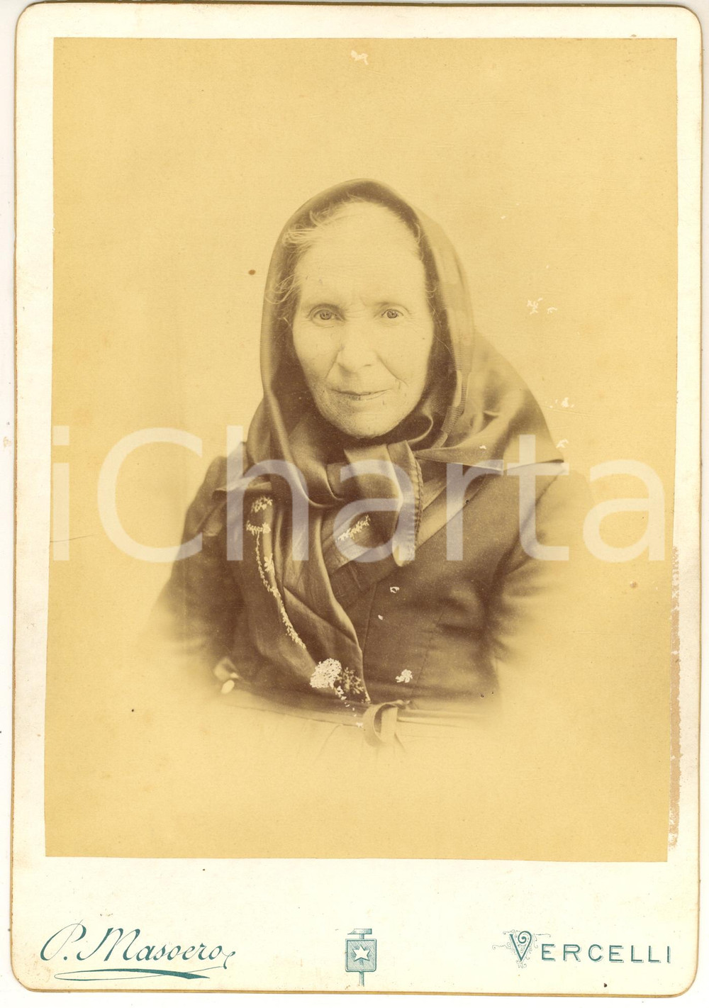 1900 ca VERCELLI Ritratto di anziana donna con foulard - Foto Pietro MASOERO