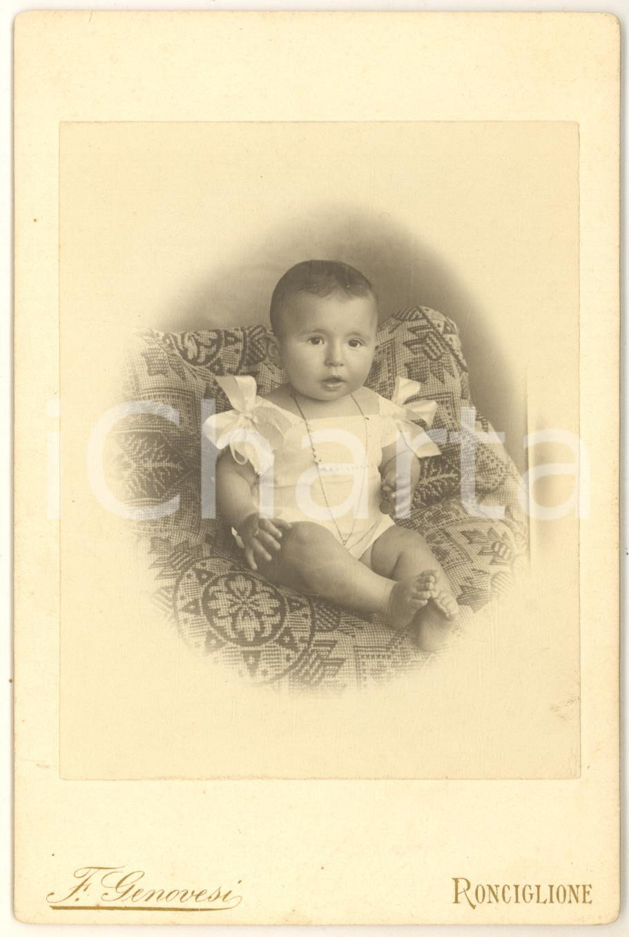 1890 ca RONCIGLIONE Ritratto di bambino su poltrona ricamata - Foto F. GENOVESI