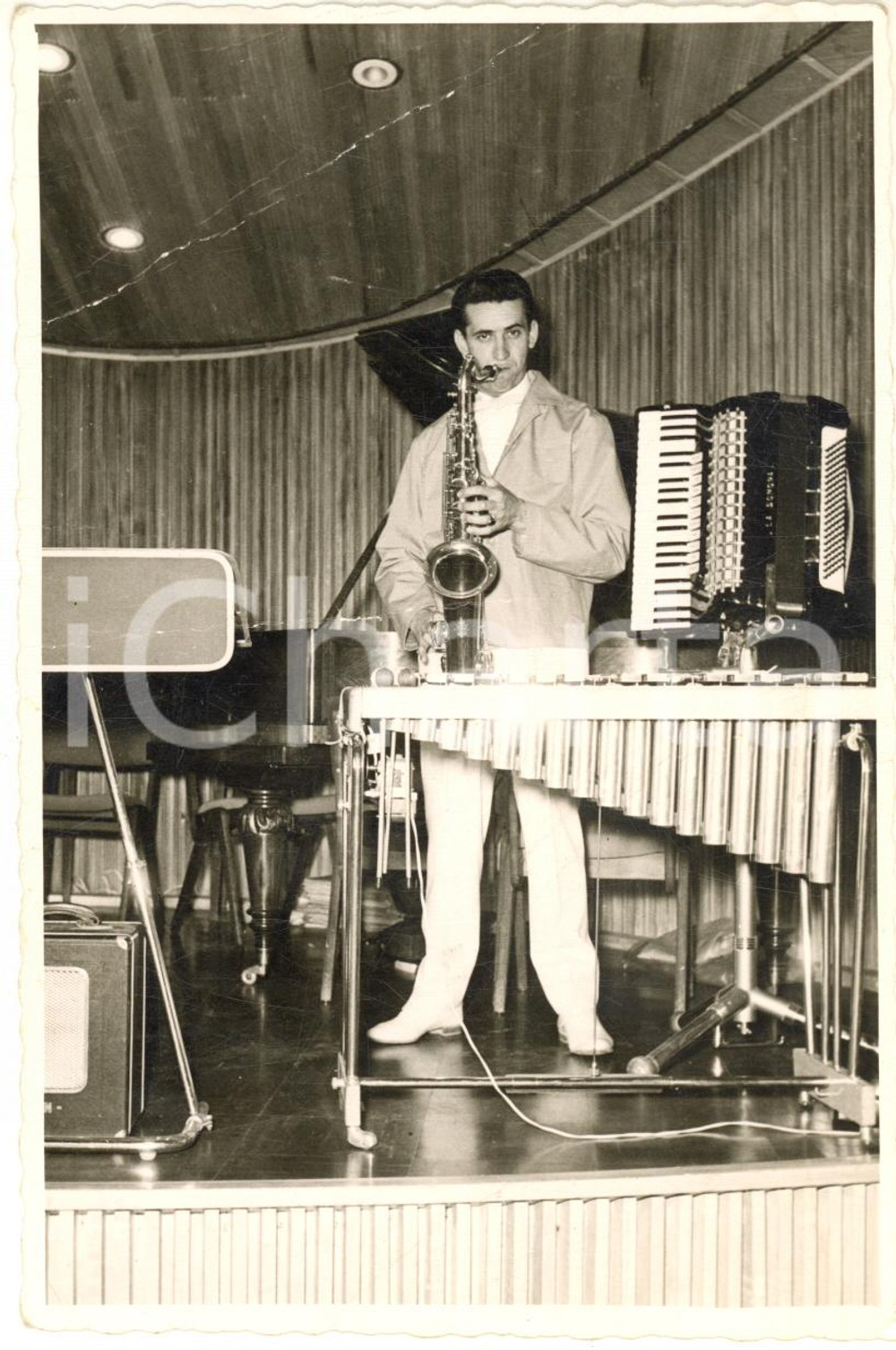 1960 ca s. l. Ritratto di Gianni CAPITANIO al sassofono - Foto con autografo