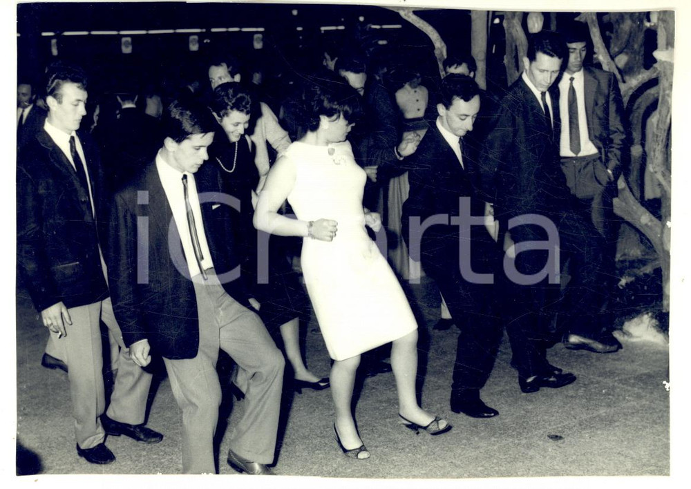 1965 ca BIELLA Festa in una sala da ballo - Foto Sergio FIGHERA 15x10 VINTAGE
