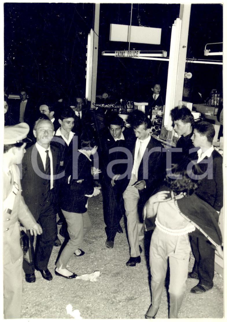 1965 ca BIELLA Festa in una sala da ballo - Foto Sergio FIGHERA 10x14 VINTAGE