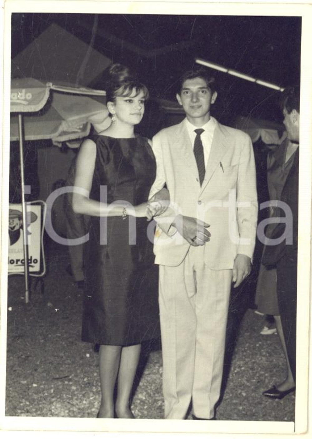 1965 ca BIELLA - Cantante MILVA tra il pubblico in un locale - Foto 7x10 cm