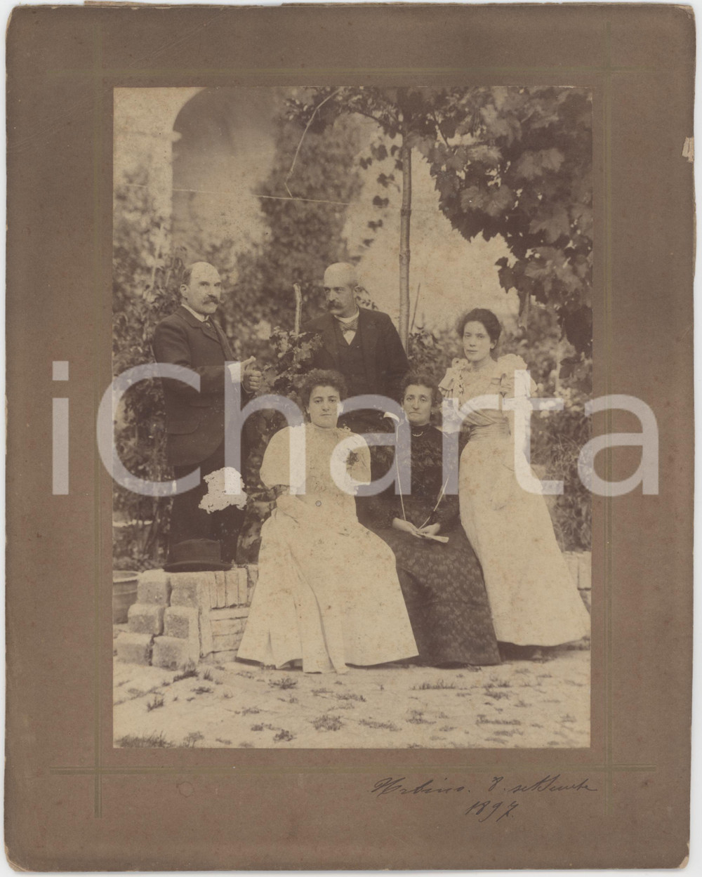 1897 URBINO Ritratto di nobile famiglia in cortile - Foto 18x23 cm