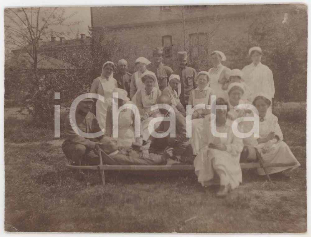 1920 WIEN - Hospital - Red Cross Nurses and officers with a patient *Photo 11x8
