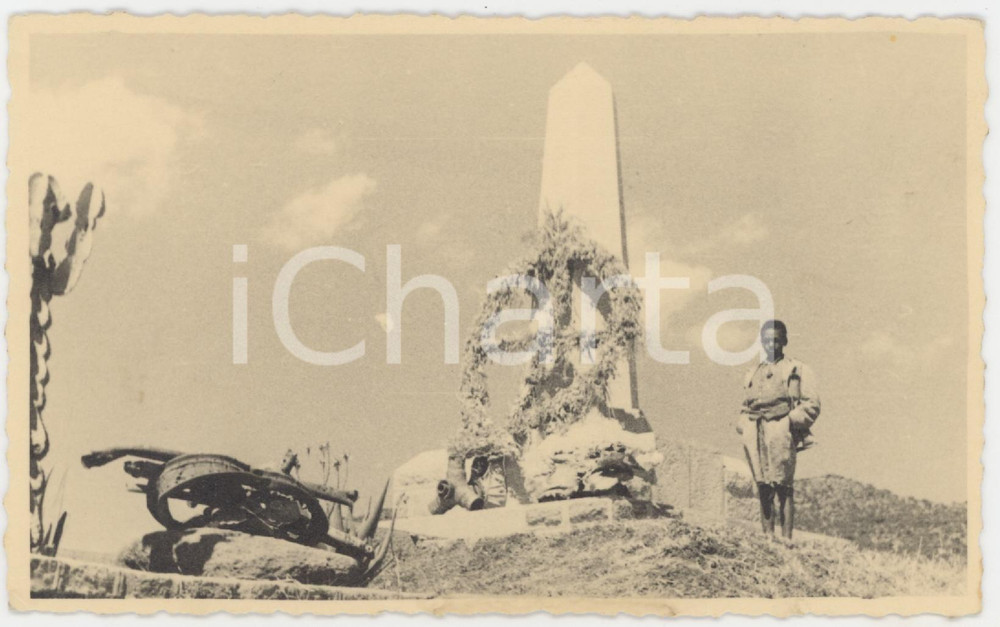 1928 A.O.I. ETIOPIA Bambino indigeno presso cippo commemorativo - Foto cartolina