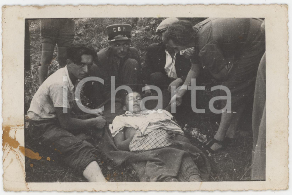 1940 ca WW2 ZONA DI GUERRA Ritrovamento cadavere di un giovane - Foto cartolina