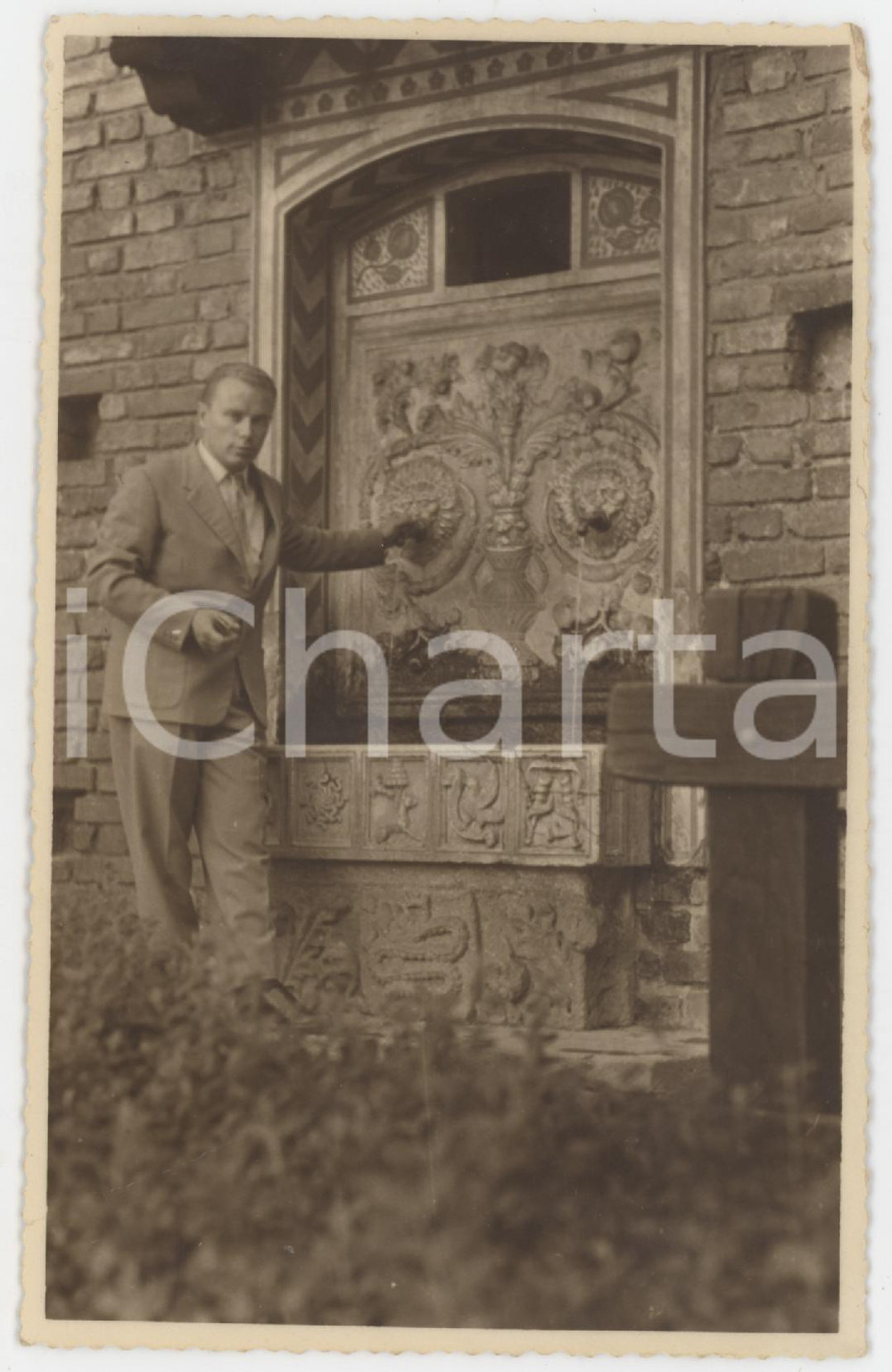 1954 MILANO Castello Sforzesco - Uomo alla fontanella *Foto 8x13 cm