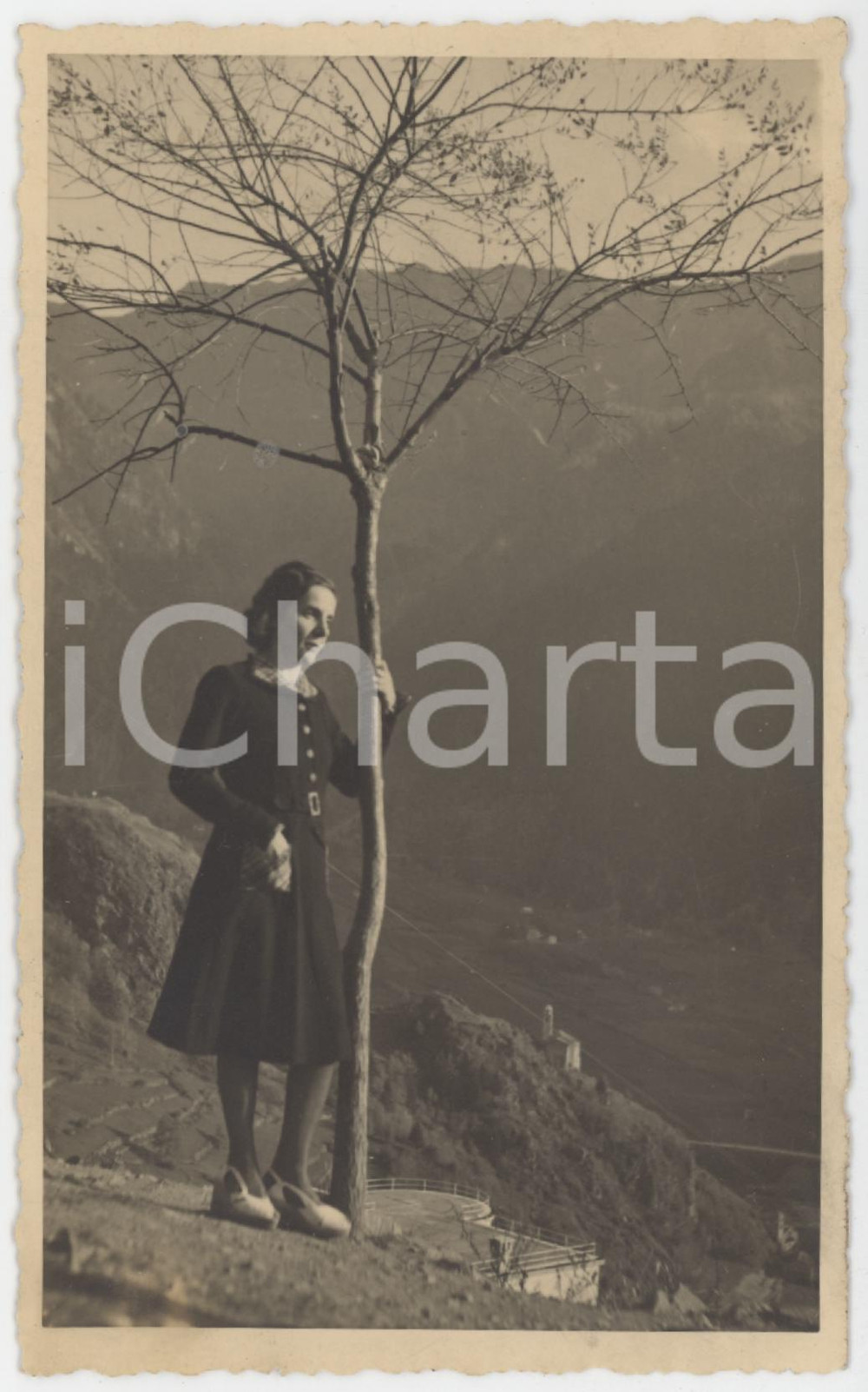 1941 COSTUME Ritratto di donna appoggiata a un albero *Fotocartolina 8x13 cm