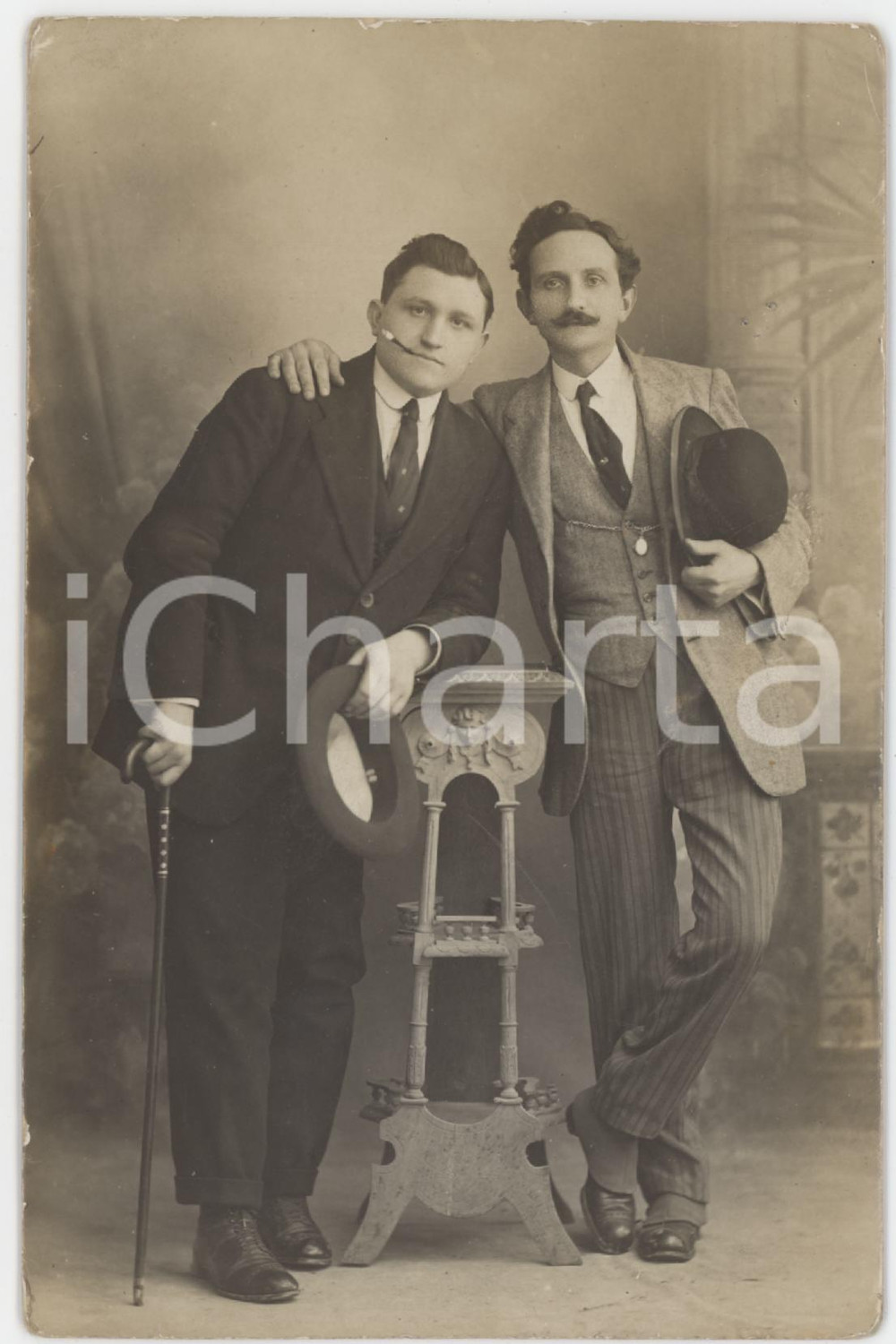 1925 ca MODA - Ritratto di due amici in abito da passeggio - Foto 9x14 cm