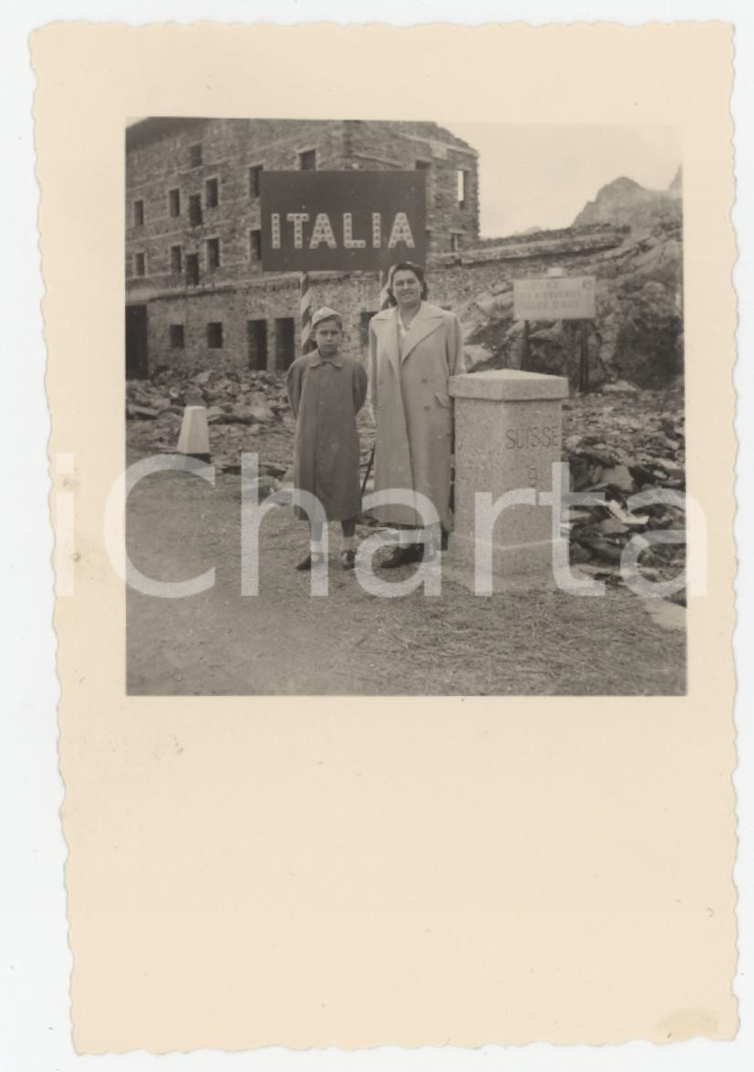 1940 ca Confine ITALIA-SVIZZERA - Madre e figlio al cippo (1) Foto 6x10 cm