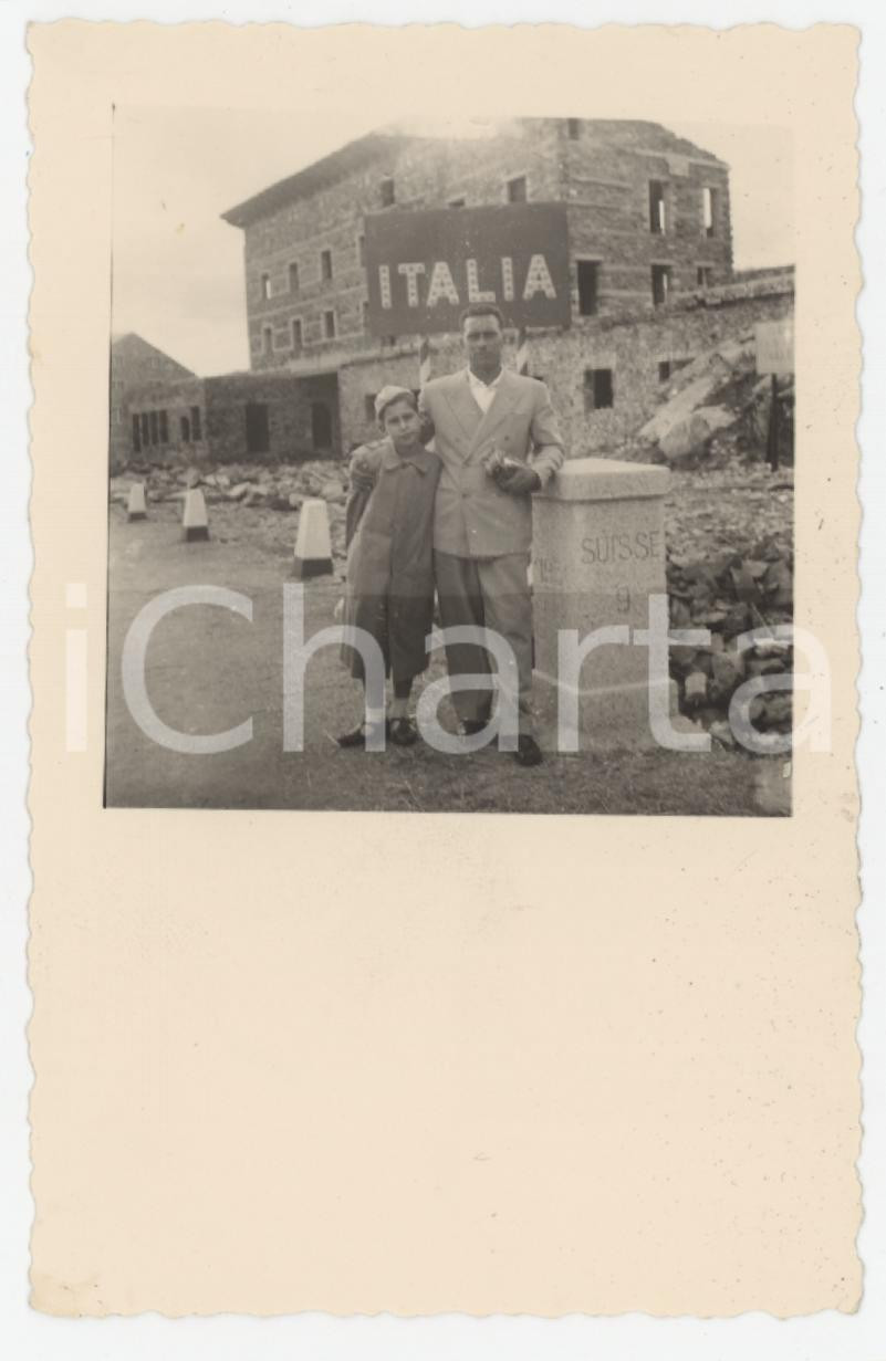 1940 ca Confine ITALIA-SVIZZERA - Padre e figlio al cippo - Foto 6x10 cm