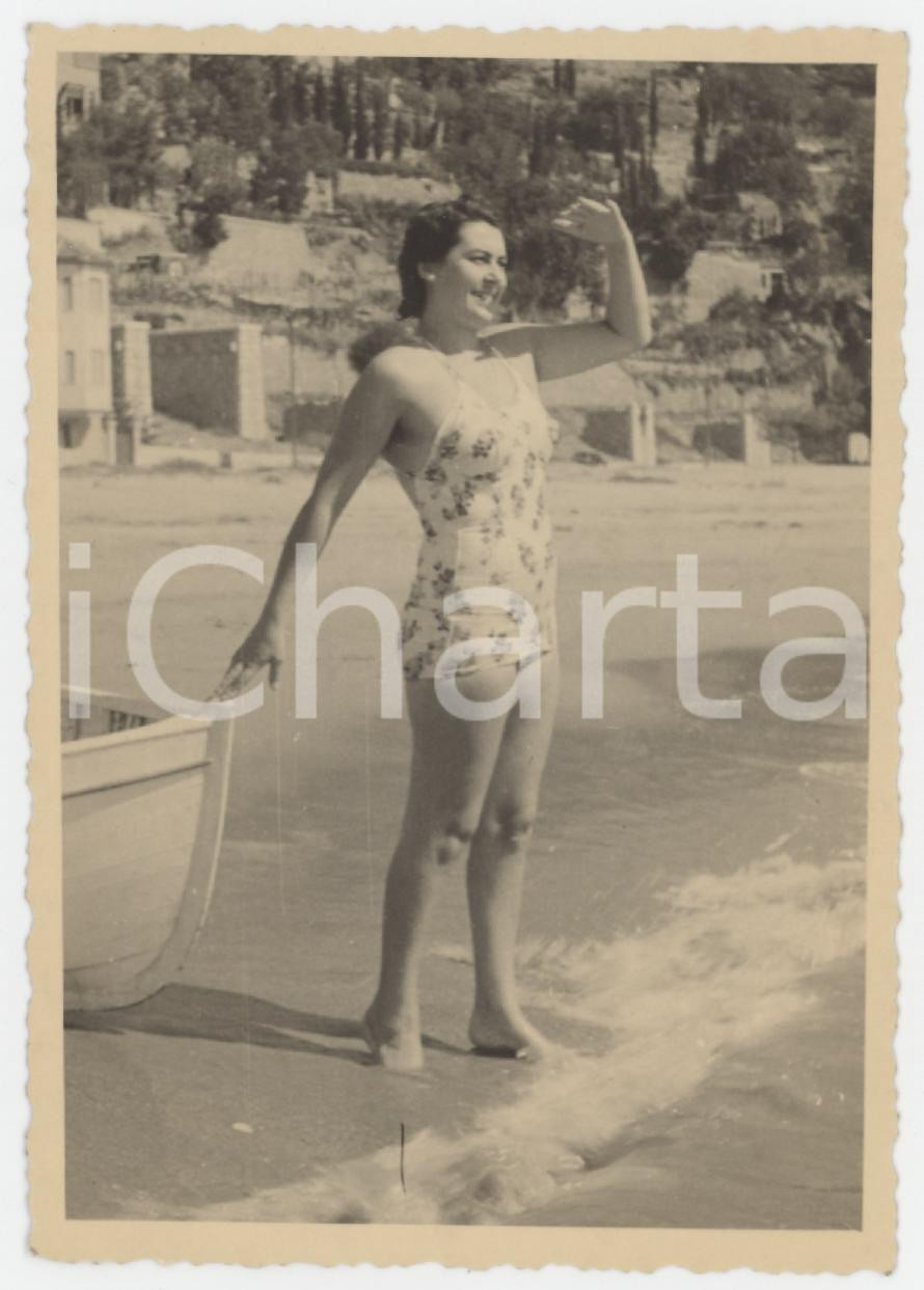 1935 ca MODA MARE - Ritratto di giovane donna in spiaggia - Foto 7x10 cm