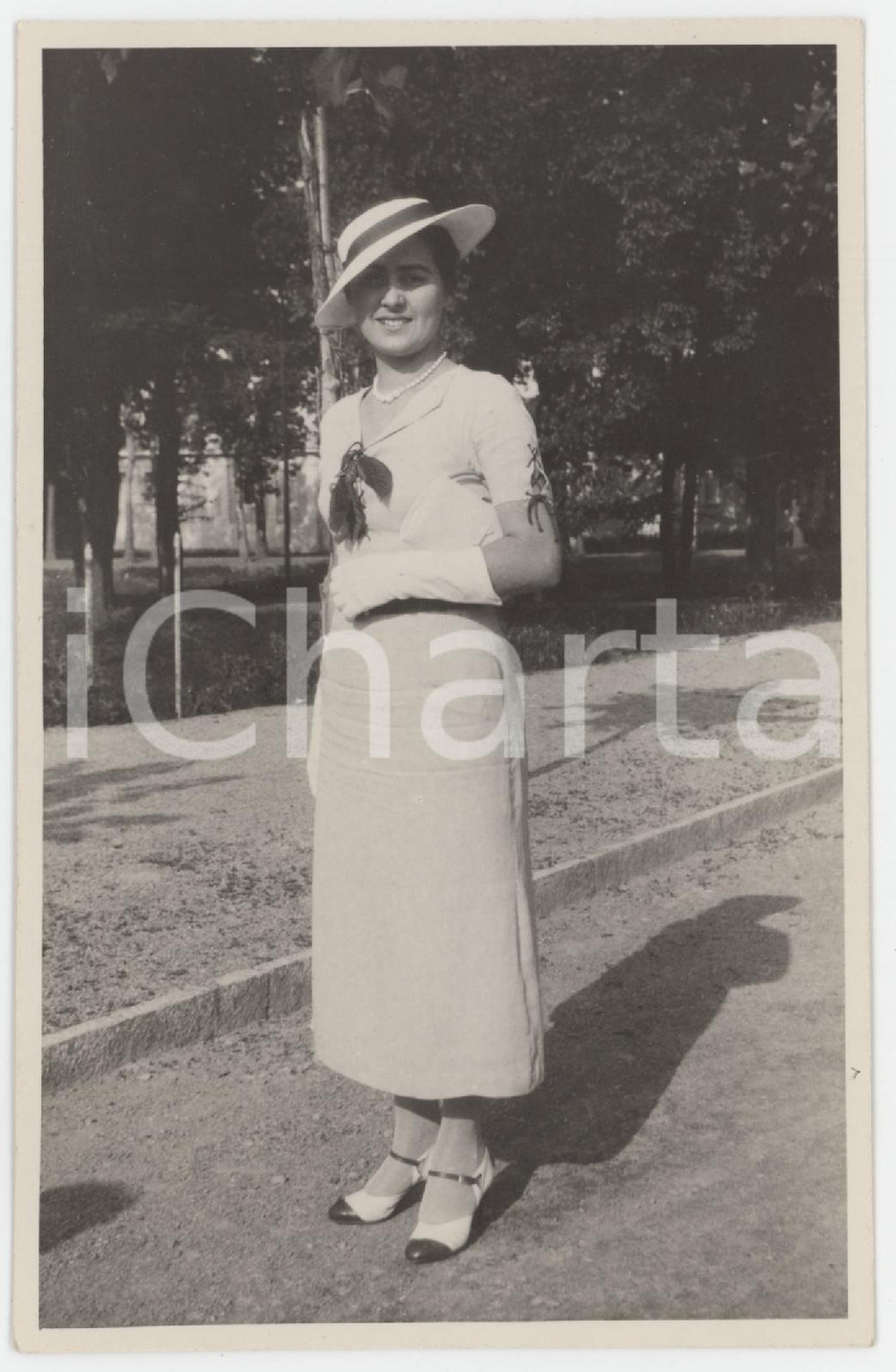 1934 ACQUI TERME - Ritratto di giovane donna a passeggio - Fotocartolina 8x13 cm