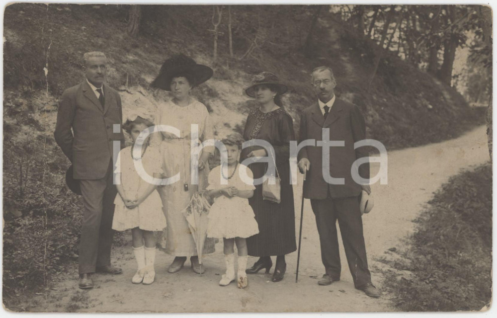 1920 SAINT-VINCENT (AO) Ritratto di famiglia su un sentiero - Foto cartolina