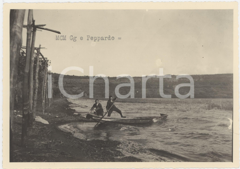 1930 ca LAGO DI NEMI (?) Due giovani in barca - Fotografia 18x13 cm