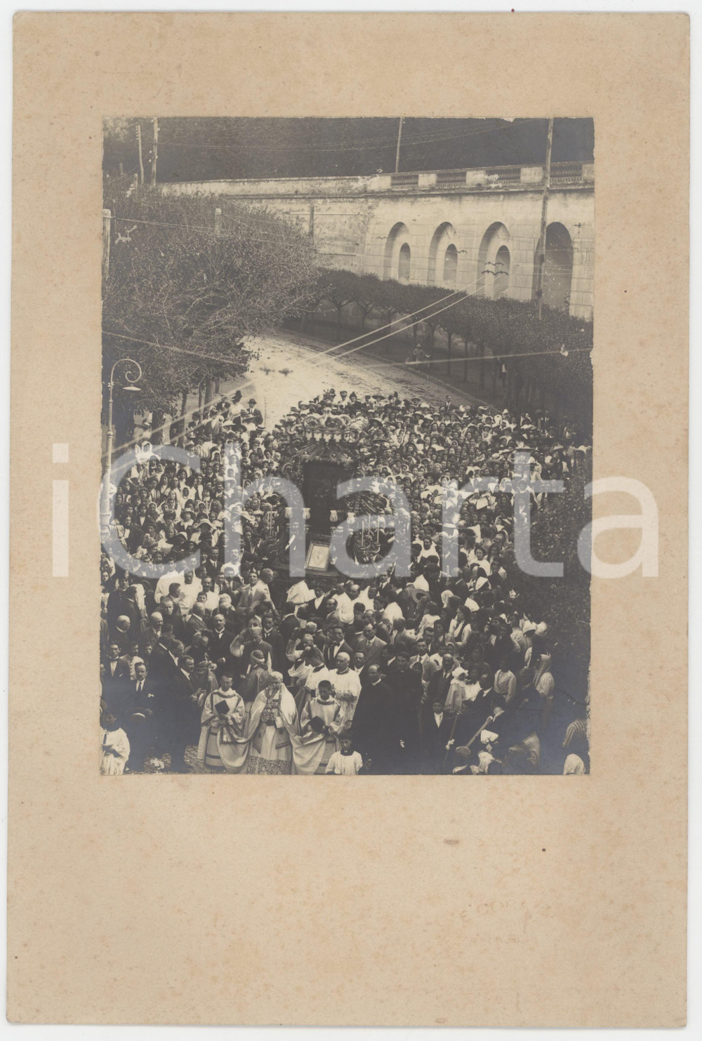 1910 ca FRASCATI (RM) Processione religiosa - Folla - Foto E. CORAZZA RARA 17x25 Fotografia d'epoca montata su cartoncino rigido. POOR/danneggiato piegatura angolare Formato: 17x25 cm originale e autentica 1