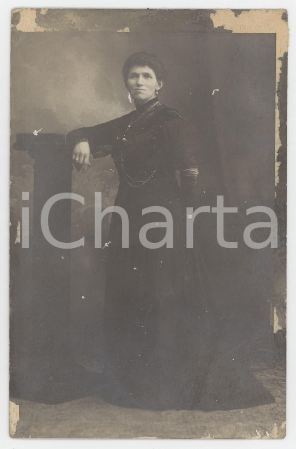 1910 ca MILANO (?) Luigia LUZZANI in abito da lutto - Foto 9x14 cm Fotografia originale d'epoca, in formato cartolina postale. FAIR/discreto residuo cartaceo ai margini Formato: 9x14 cm originale e autentica 1