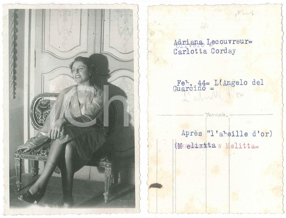 1944 ITALIA Ritratto di donna in un palazzo antico - Foto vintage 9x14 cm