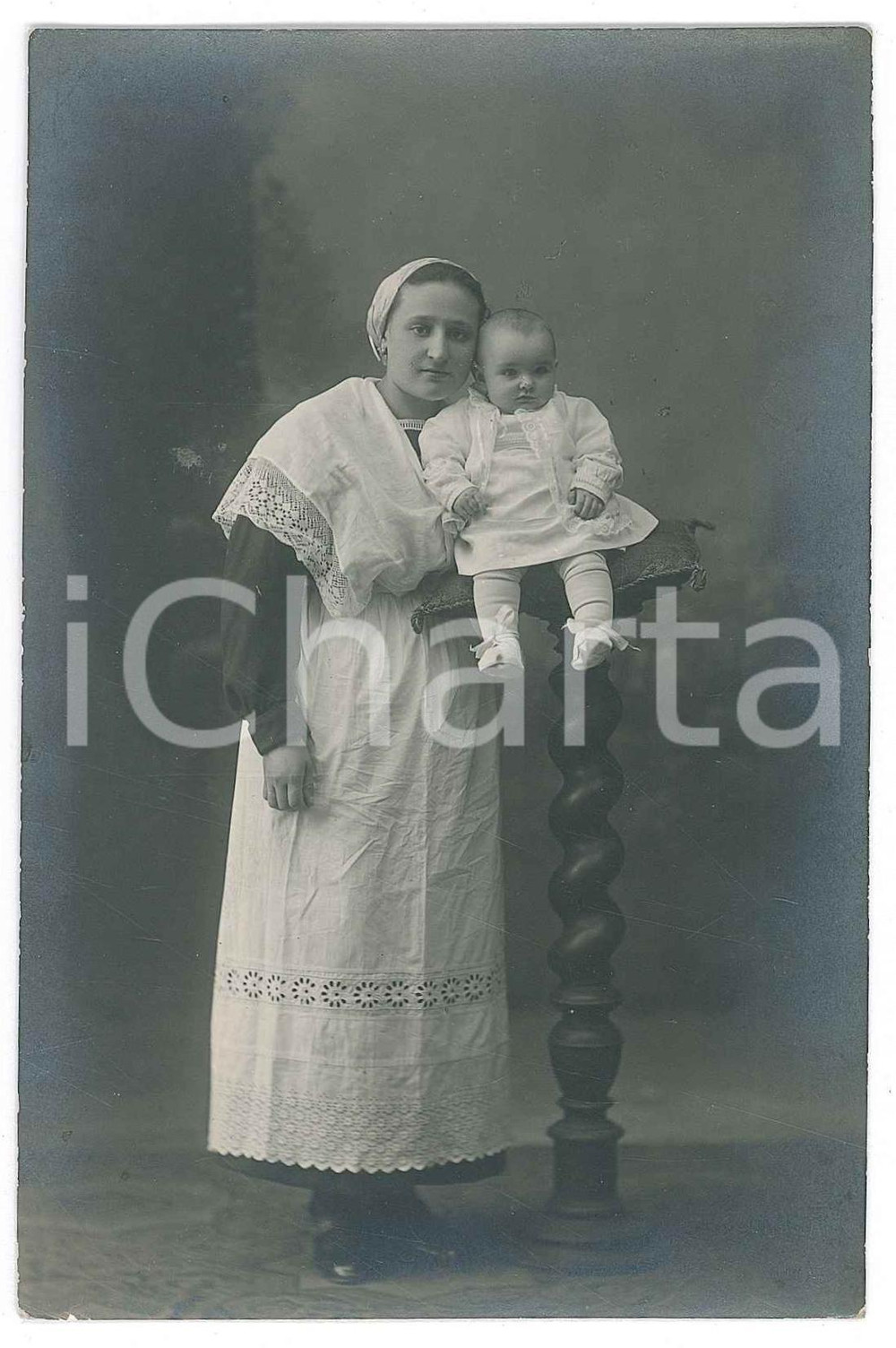 1920 ca TORINO Balia con bambino - Ritratto - Foto Giuseppe MOSSO 9x14 cm Fotografia d'epoca, in formato cartolina postale.FOTOGRAFO: Giuseppe Mosso - Torino, Portici via Nizza GOOD/buono  Formato: 9x14 cm originale e autentica 1