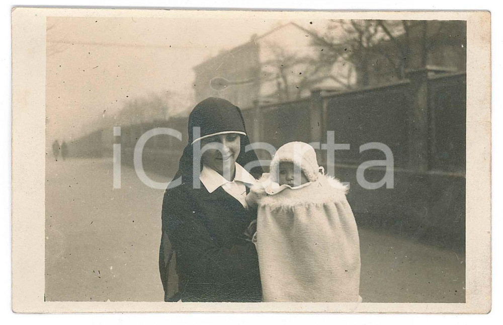 1930 ca  COSTUME ITALIA Religiosa con bambino in inverno - Foto 14x9 cm Fotografia d'epoca, in formato cartolina postale. GOOD/buono  Formato: 14x9 cm originale e autentica 1