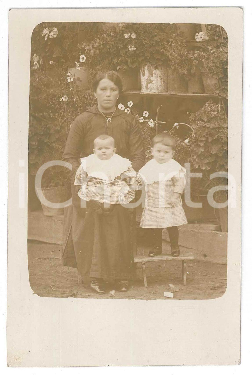 1920 ca COSTUME ITALIA Madre con i due figli in giardino - Foto 9x14 cm Fotografia d'epoca, in formato cartolina postale. GOOD/buono  Formato: 9x14 cm originale e autentica 1
