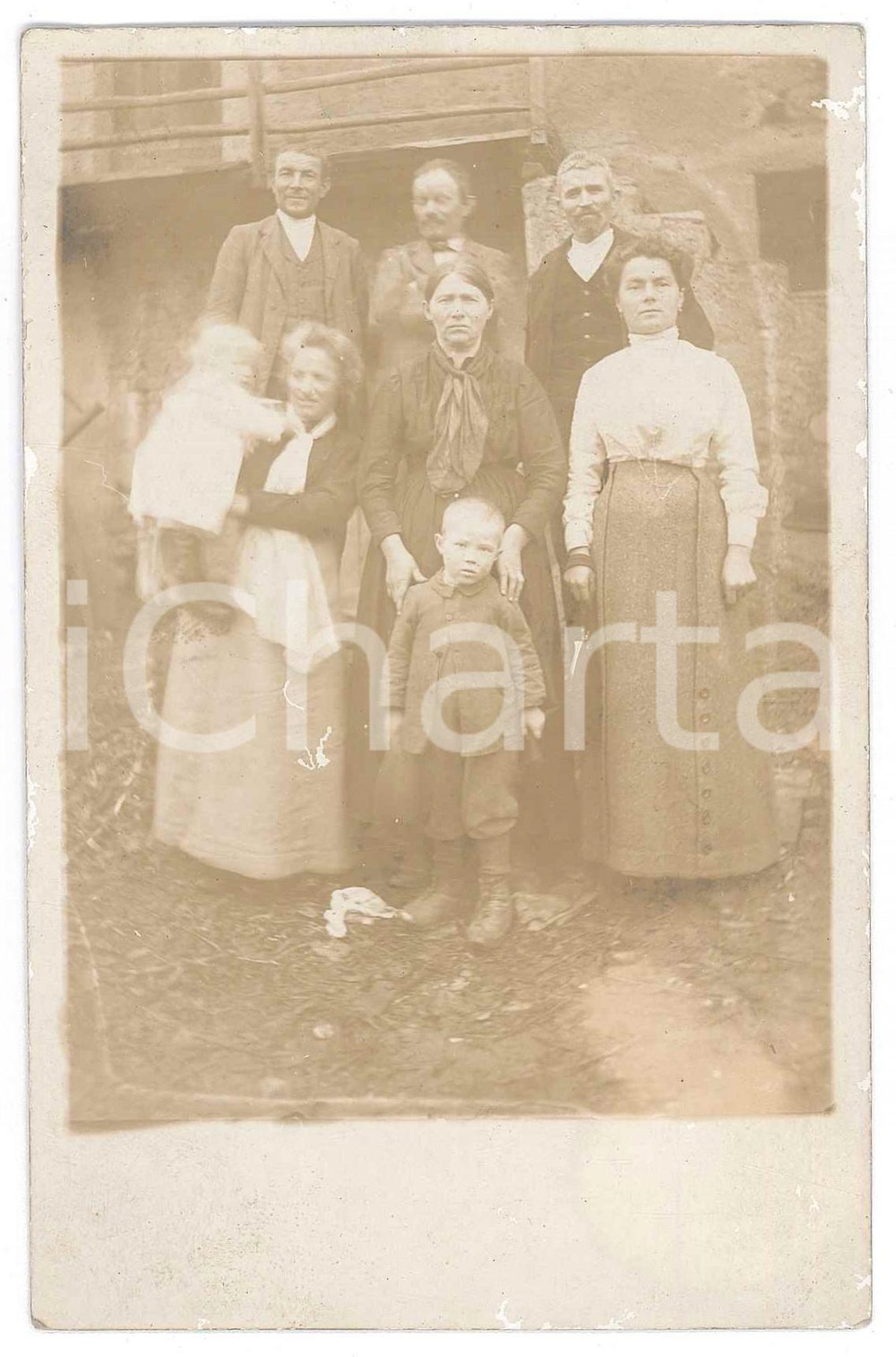 1910 ca FRANCE (?) Famiglia contadina in cortile - Ritratto *Foto cartolina 9x14