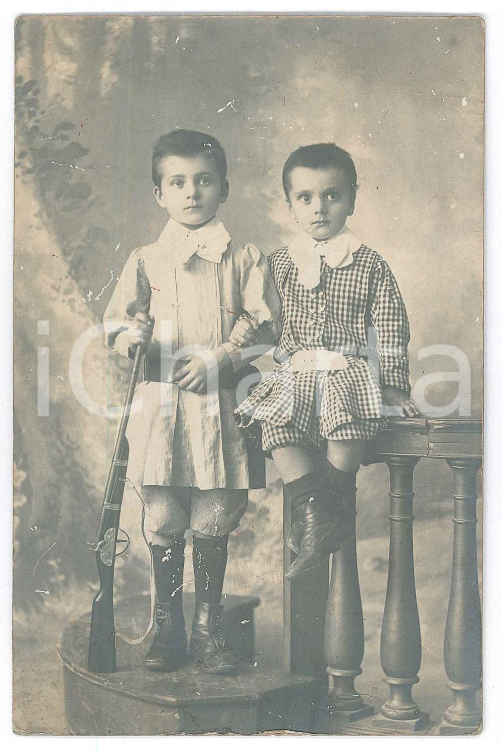 1920 ca ITALIA Coppia di bambini con fucile - Ritratto - Foto cartolina 9x14 cm