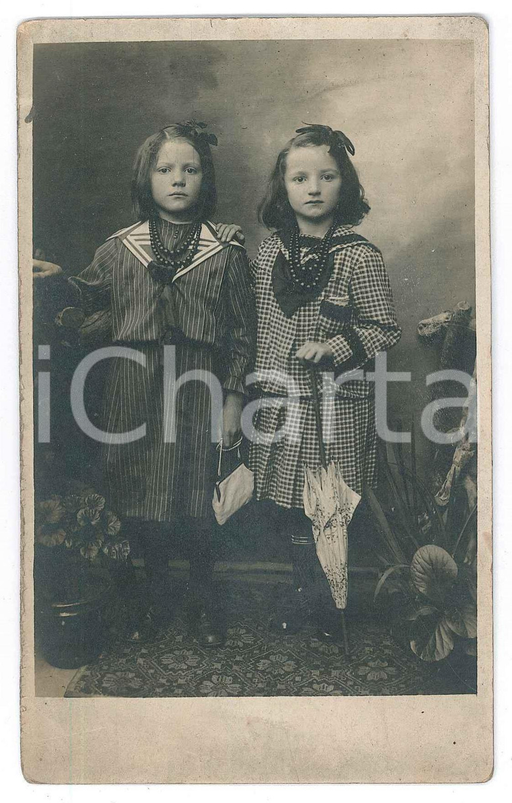 1915 ca ITALIA - BAMBINI - Due sorelle con collana - Ritratto - Foto cartolina
