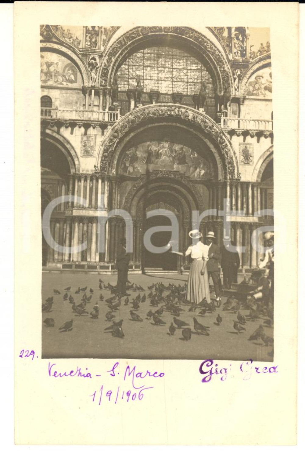 1906 VENEZIA Basilica di San Marco - Turisti tra i piccioni - Foto Gigi GREA Fotografia d'epoca, in formato cartolina postale.Didascalia manoscritta originale.Non viaggiata.  FOTOGRAFO: Luigi (Gigi) Grea NOTA BENE: TUTTI I DIRITTI RISERVATI;E' VIETATA LA RIPRODUZIONE GOOD/buono  Formato: 9x14 cm originale e autentica 1