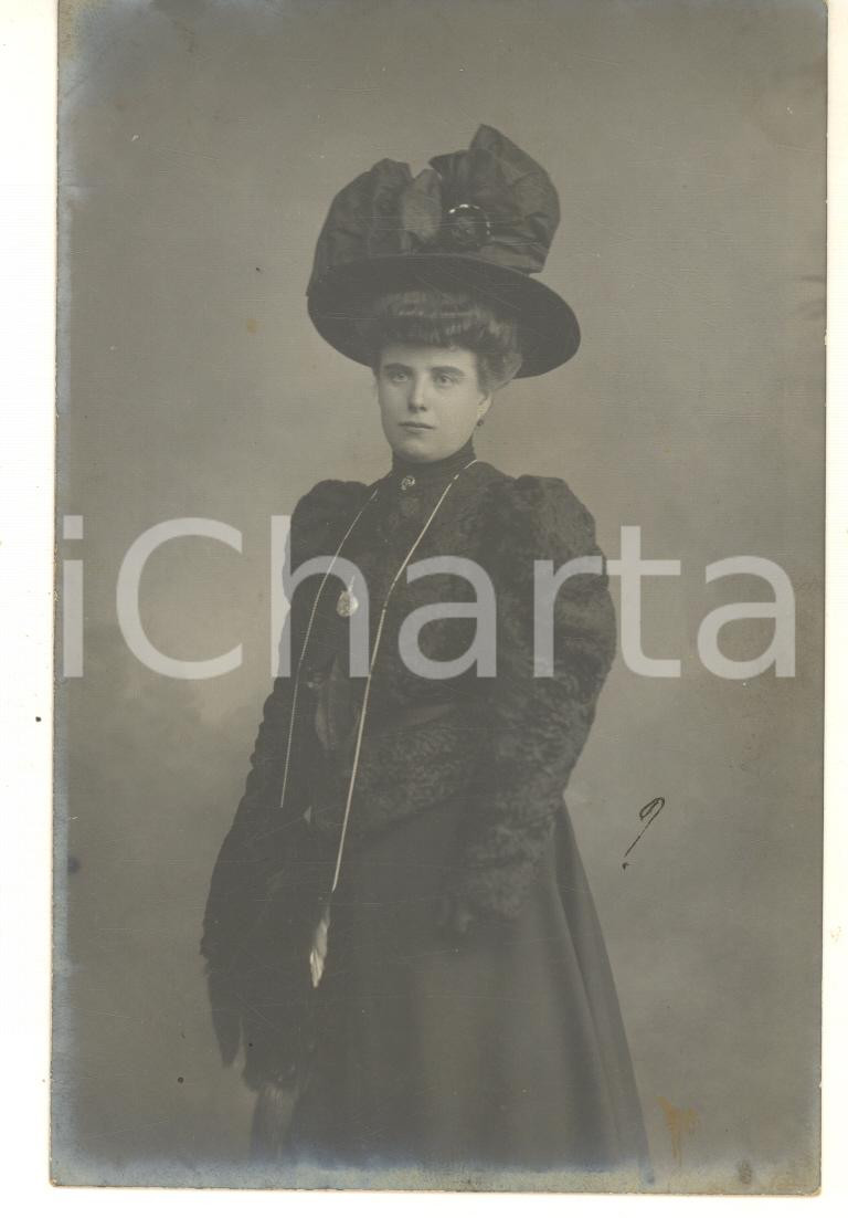 1906 ASTI Giovanna SARDI - Ritratto - Foto cartolina Giulio BENZI Fotografia d'epoca, in formato cartolina postale.Dedica manoscritta al verso.Non viaggiata.  NOTA BENE: TUTTI I DIRITTI RISERVATI;E' VIETATA LA RIPRODUZIONE FAIR/discreto abrasioni al verso dovute all'asportazione dell'indirizzo del destinatario Formato: 9x14 cm originale e autentica 1