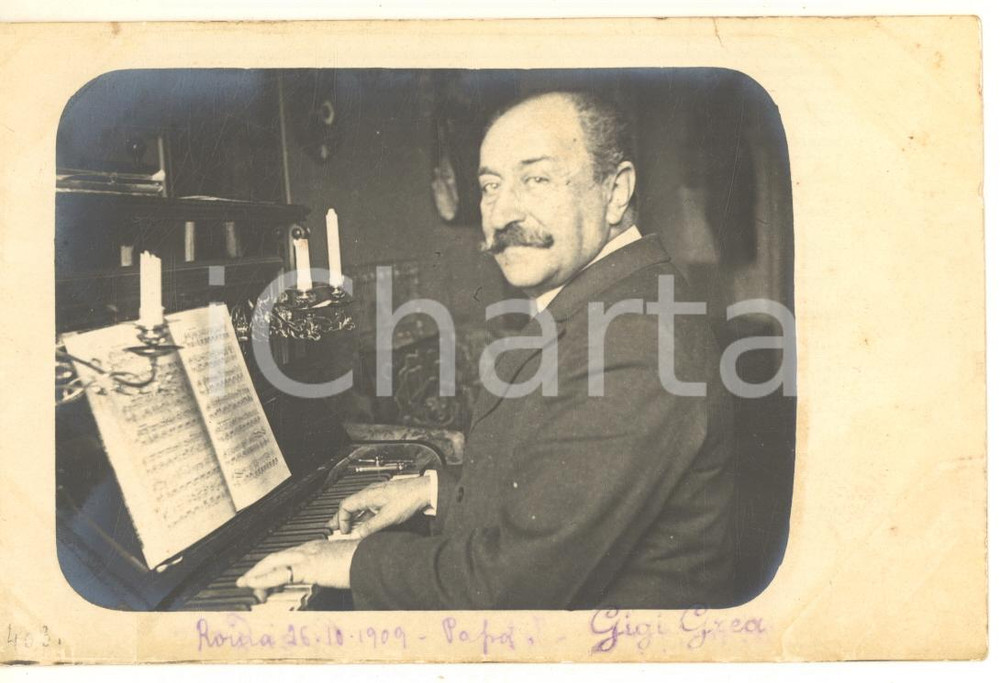 1909 ROMA Ritratto del padre al pianoforte  - Foto Gigi GREA Fotografia d'epoca, in formato cartolina postale.Didascalia manoscritta originale.Non viaggiata.  FOTOGRAFO: Luigi (Gigi) Grea NOTA BENE: TUTTI I DIRITTI RISERVATI;E' VIETATA LA RIPRODUZIONE GOOD/buono ma lievi ingiallimenti Formato: 9x14 cm originale e autentica 1