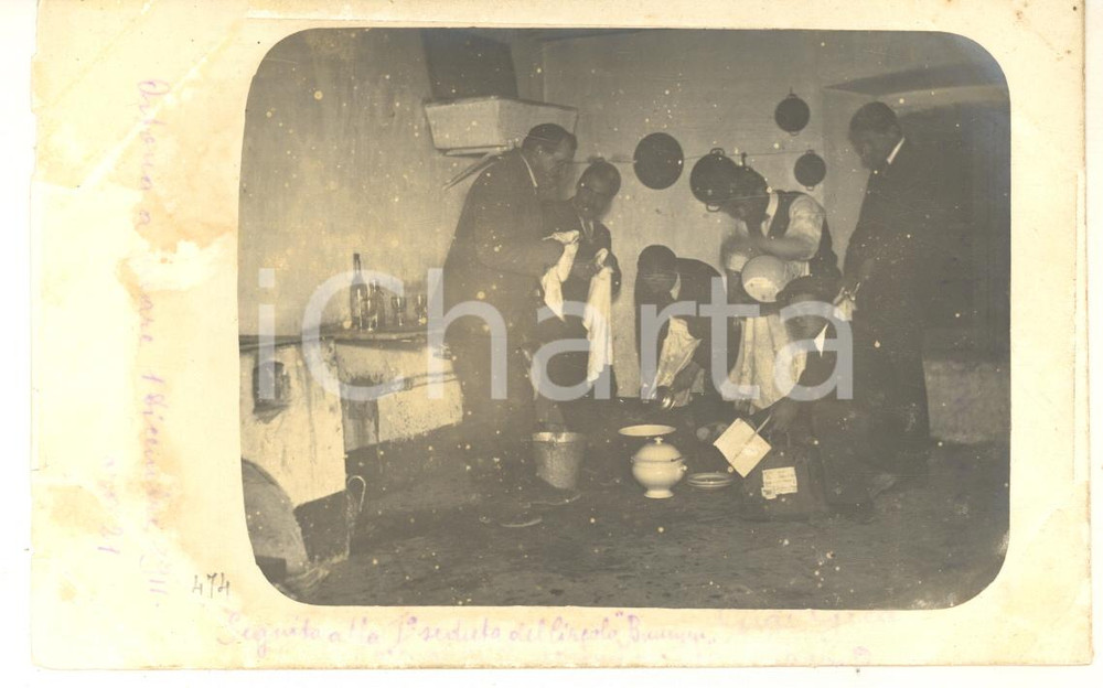 1911 ORTONA (CH) "Circolo Buumm" - Lavaggio stoviglie *Foto goliardica Gigi GREA Fotografia d'epoca, in formato cartolina postale.Didascalia manoscritta originale.Non viaggiata.  FOTOGRAFO: Luigi (Gigi) Grea NOTA BENE: TUTTI I DIRITTI RISERVATI;E' VIETATA LA RIPRODUZIONE VERY POOR/gravemente danneggiato difetti di stampa; danni evidenti da umiditÃ  Formato: 14x9 cm originale e autentica 1