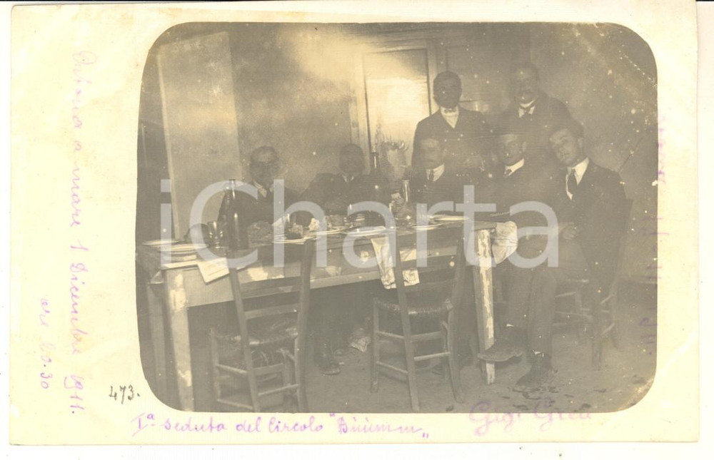 1911 ORTONA (CH) "Circolo Buumm" - Pranzo - Foto goliardica Gigi GREA Fotografia d'epoca, in formato cartolina postale.Didascalia manoscritta originale.Non viaggiata.  FOTOGRAFO: Luigi (Gigi) Grea NOTA BENE: TUTTI I DIRITTI RISERVATI;E' VIETATA LA RIPRODUZIONE VERY POOR/gravemente danneggiato difetti di stampa; danni evidenti da umiditÃ ; piegatura angolare Formato: 14x9 cm originale e autentica 1