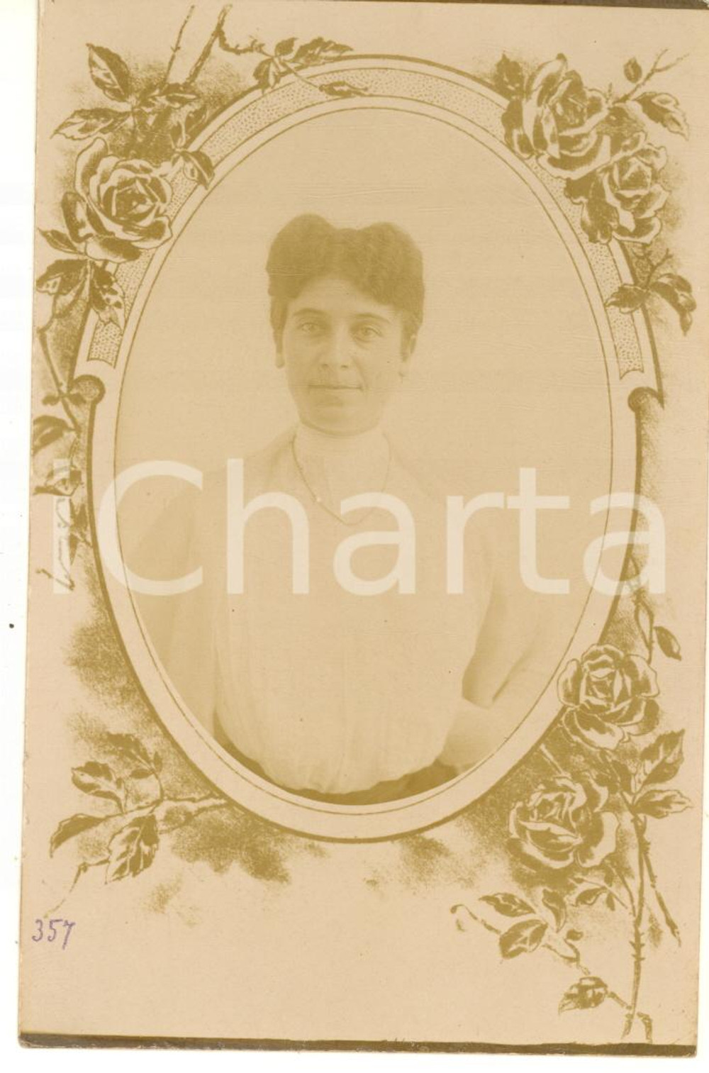 1908 ROMA Ritratto di Ilde ARIGHI - Foto cartolina con cornice floreale Fotografia d'epoca, in formato cartolina postale.Data al verso.Non viaggiata.  NOTA BENE: TUTTI I DIRITTI RISERVATI;E' VIETATA LA RIPRODUZIONE GOOD/buono  Formato: 9x14 cm originale e autentica 1