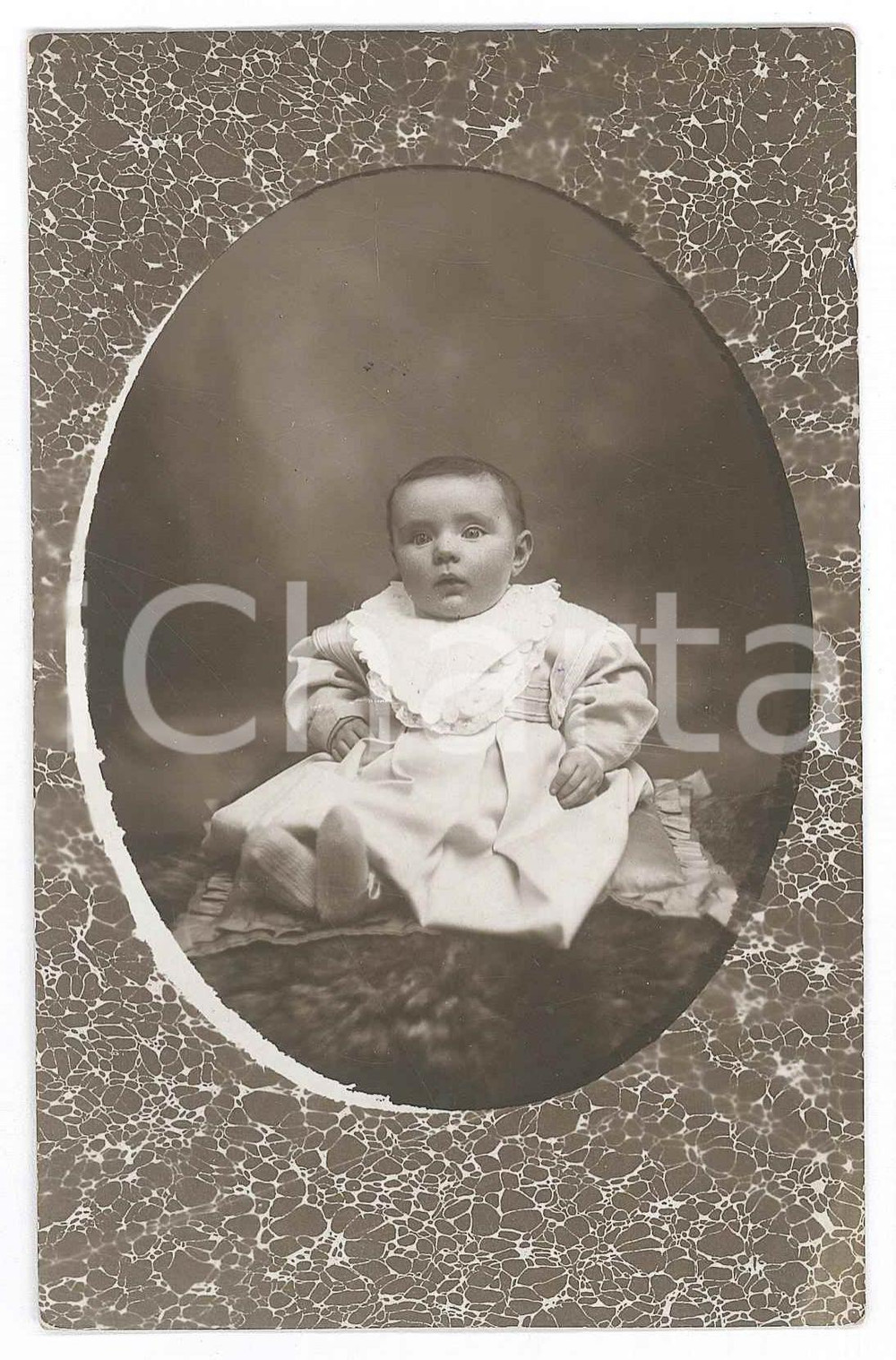 1920 ca TORINO Ritratto di bambina su pellicciotto *Foto cartolina Enea MANGINI