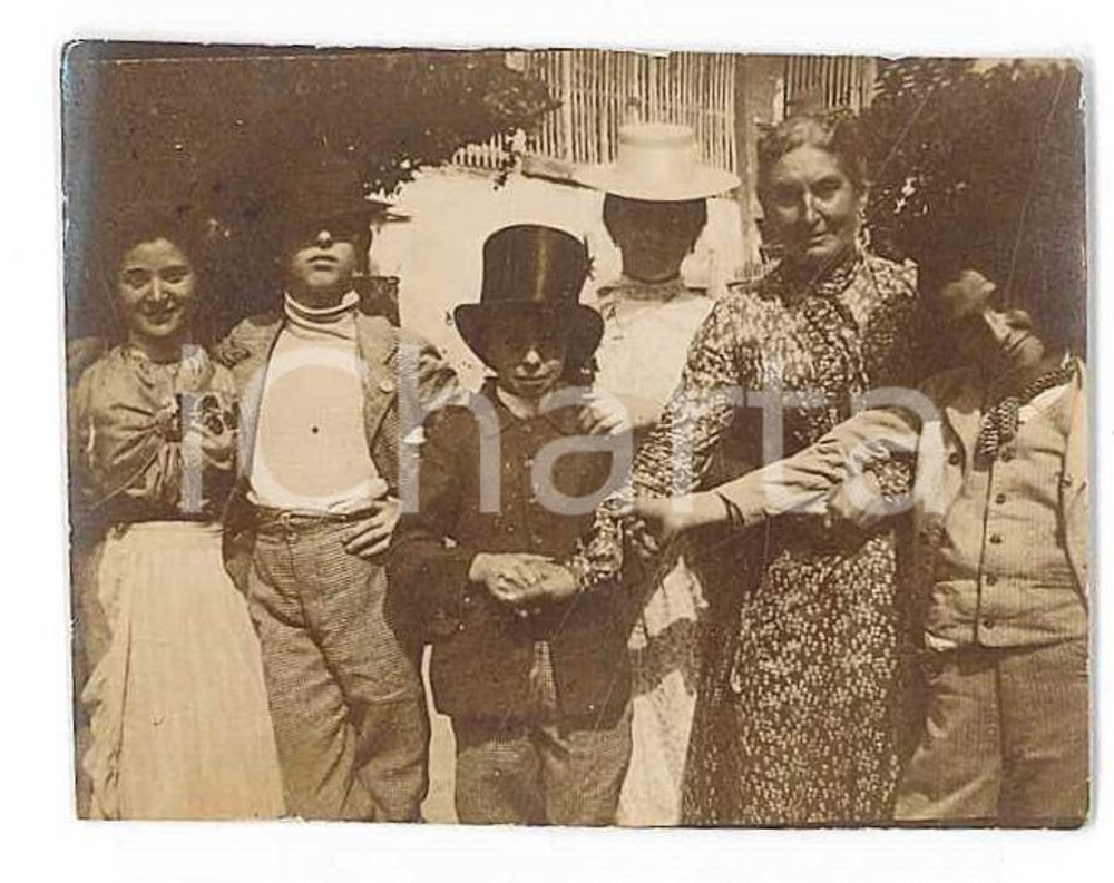 1910 ca COSTUME - ITALIA Famiglia e bambino con cilindro - Foto CURIOSA 5x4 cm