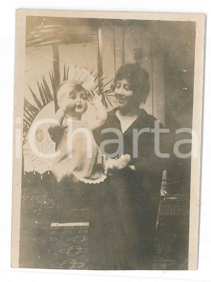 1920 ca COSTUME - ITALIA Ritratto di donna con bambola - Foto CURIOSA 7x9 cm