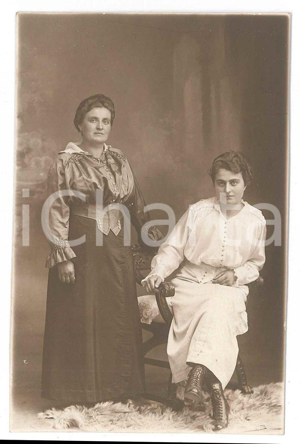 1910 ca ITALIA - Borghesia - Ritratto di due sorelle - Foto cartolina