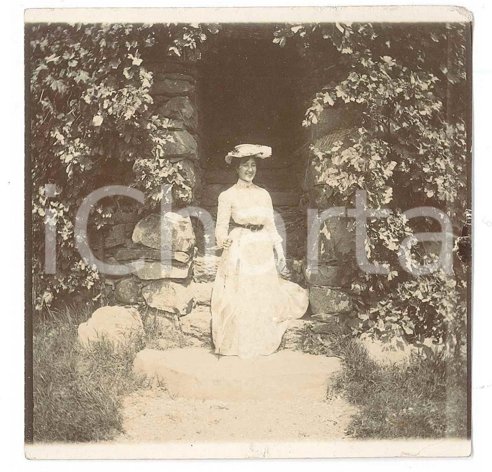1900 ca ITALIA - Escursionismo - Donna in abito bianco - Foto 9x9 cm