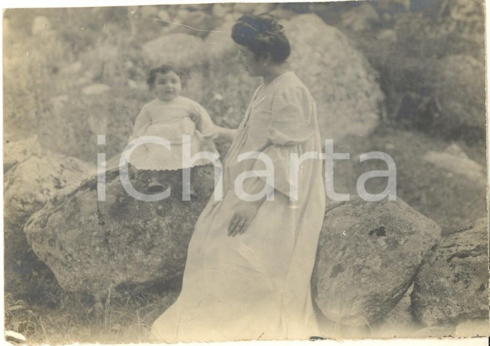 1910 ca ITALIA - MATERNITA' - Donna e bambina in abito bianco - Foto 13x9 cm