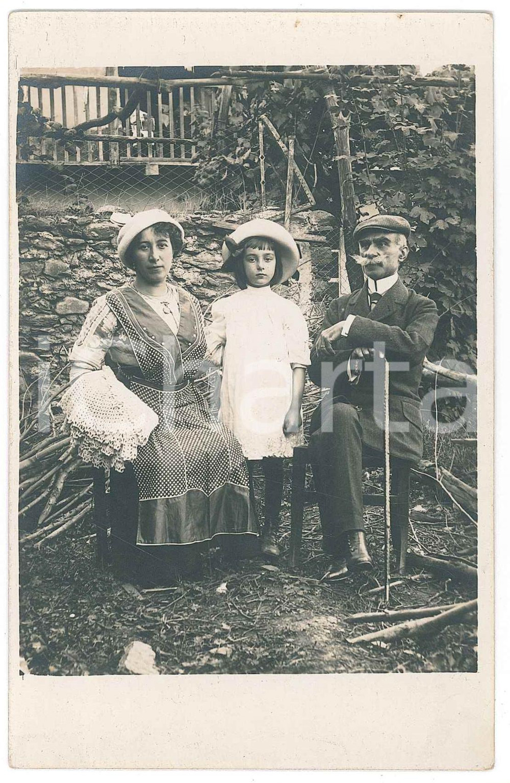 1925 ca ITALIA Famiglia in un cortile rurale - Ritratto *Fotografia anonima 9x14