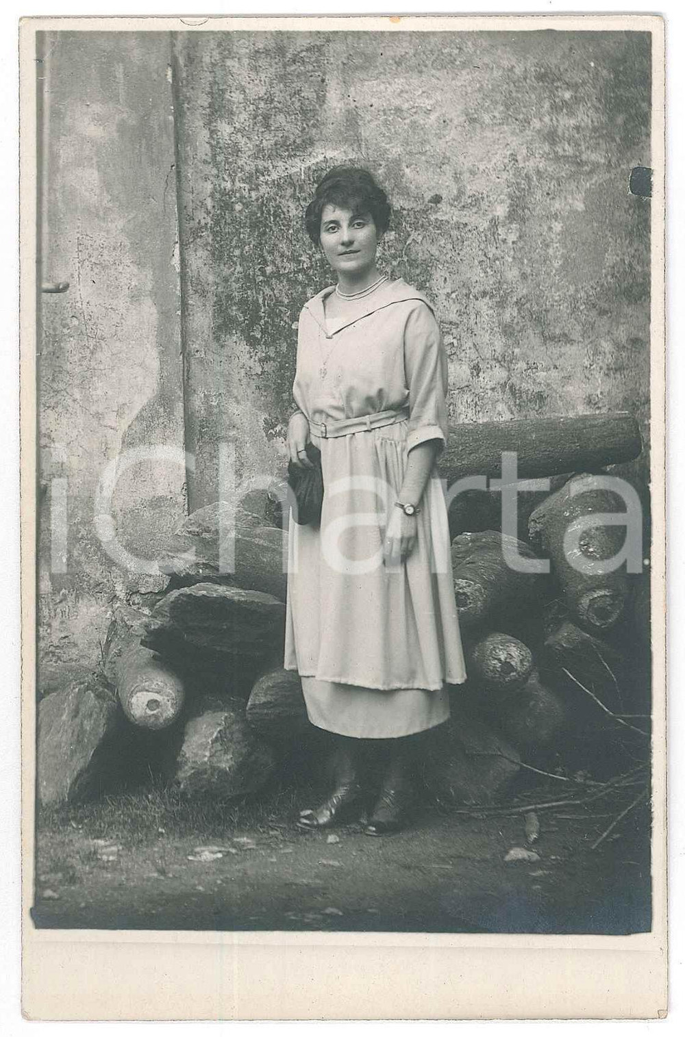 1925 ca TORINO Ritratto di donna in un cortile - Foto L. COSTI 9x14 cm