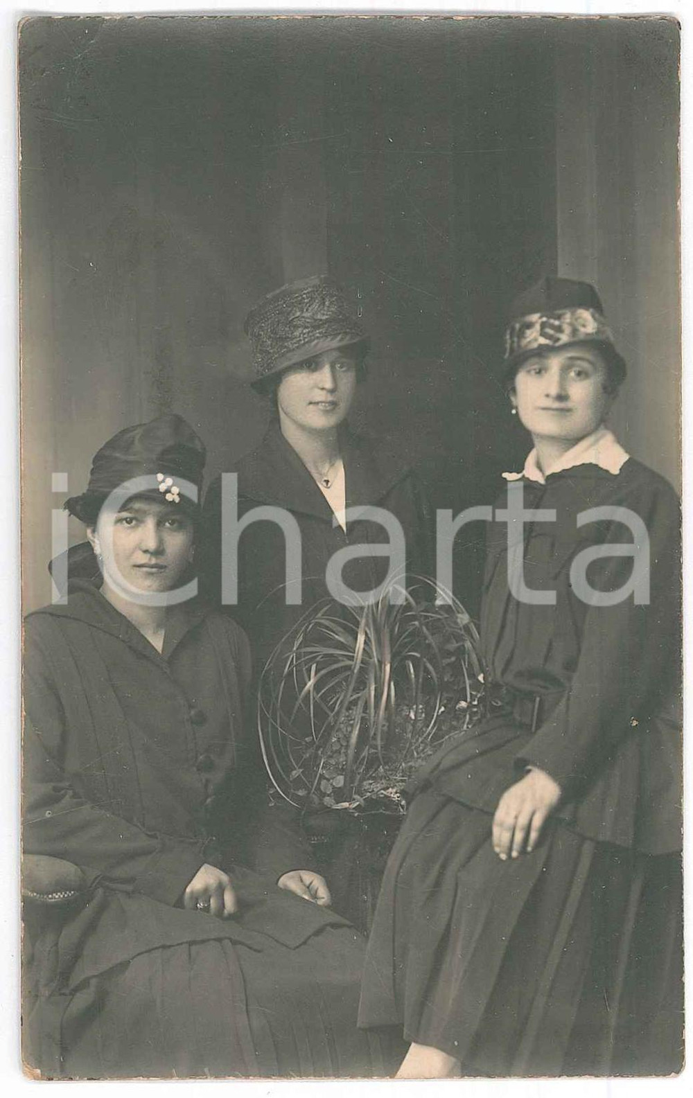 1916 VOGHERA (PV) Tre donne con il cappello - Ritratto *Foto G. PINI 9x14 cm  Fotografia d'epoca, in formato cartolina postale. GOOD/buono minime smussature angolari; fioriture al verso Formato: 9x14 cm originale e autentica 1